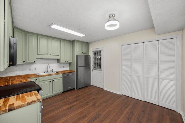 Building Photo - 703 Lucien Dr
