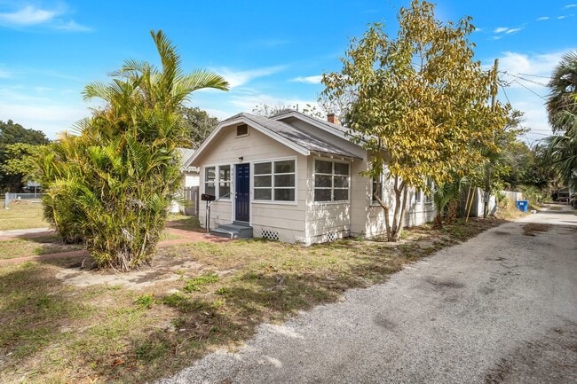 Building Photo - Cute 3bdrm/1bath House ** Section 8 OK ** $1995.00** Move in by December 31st and get 1 month Fre...