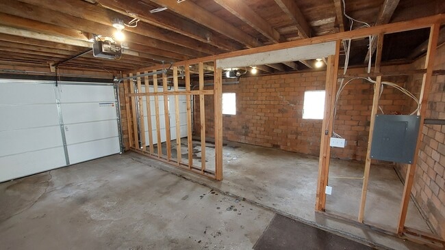 Building Photo - 204 6th Ave