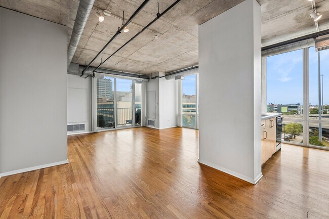 Building Photo - 700 W Van Buren St