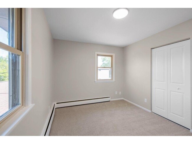 Building Photo - "Modern 2 Bed Apartment in Mounds View - P...