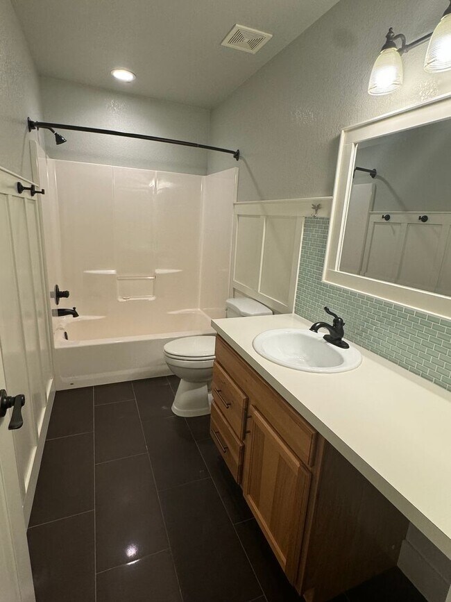 Building Photo - 915 Ridge Runner Dr