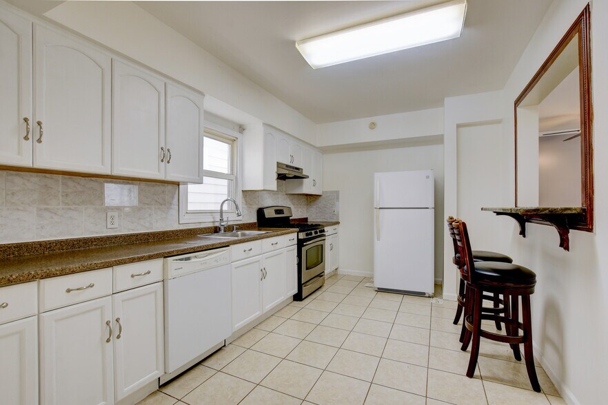 Primary Photo - 150 Brookdale Ave