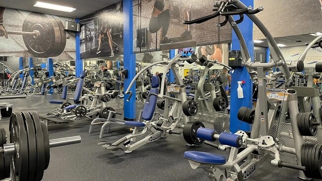 Building Photo - 16200 Golf Club Rd