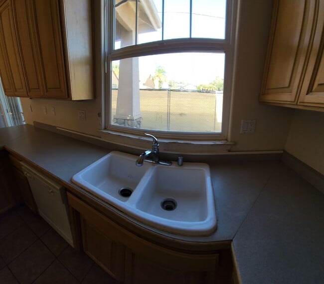 Building Photo - Super close to Poly- Approx. 1000 feet fro...