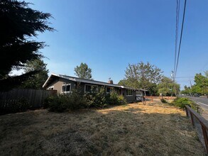 Building Photo - 3-Bedroom 1 1/2-Bathroom home in Eugene