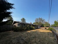 Building Photo - 3-Bedroom 1 1/2-Bathroom home in Eugene