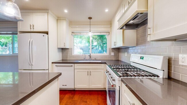 Building Photo - 360 Manka Cir