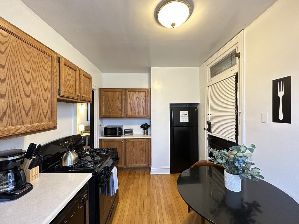 Building Photo - 1911 W Larchmont Ave