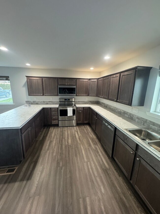 Building Photo - 2005 Ledwich Ave