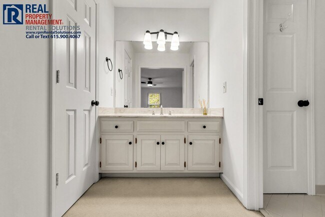 Building Photo - Beautiful Brentwood 3 BD home with attache...