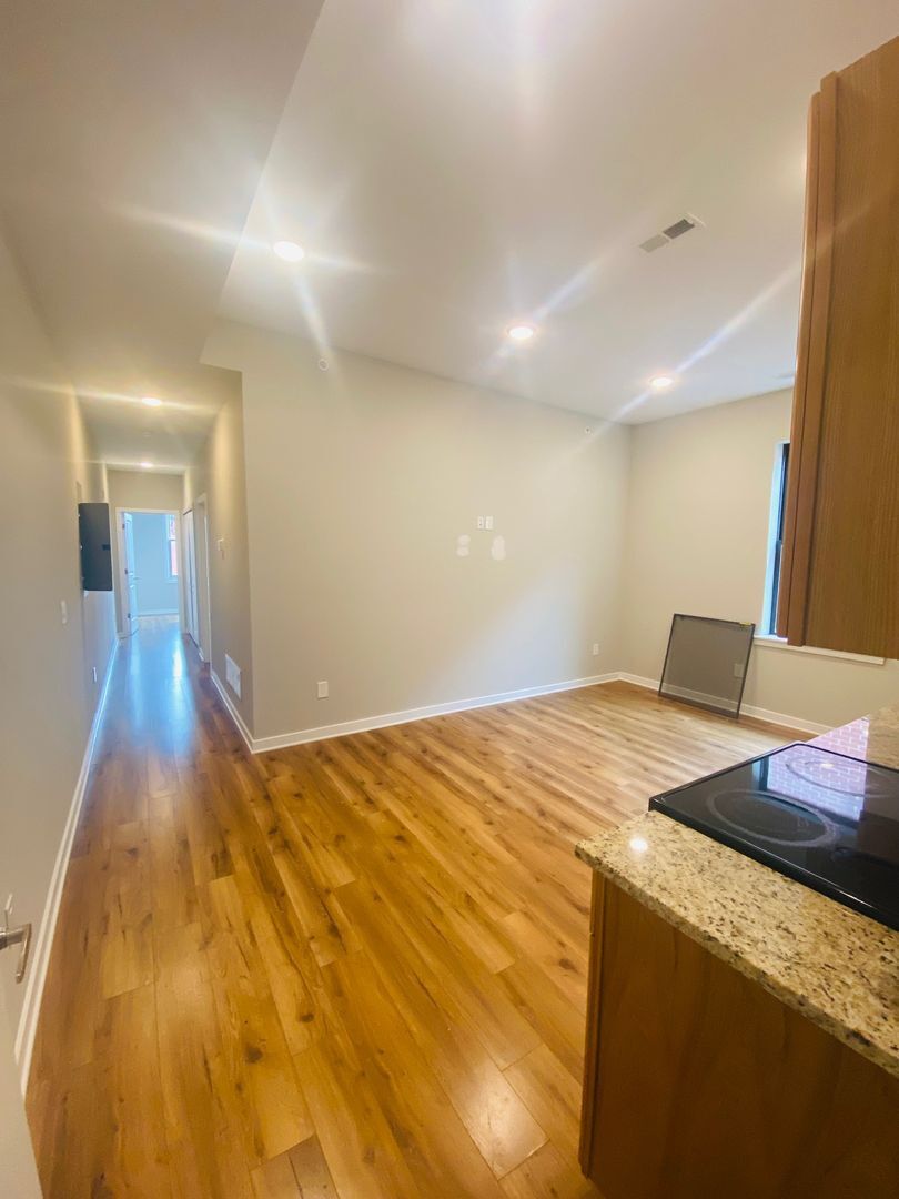 Building Photo - 1827 W Diamond St