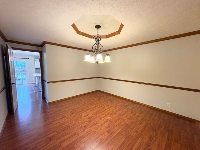 Building Photo - Stunning 5-Bedroom Home in Eagle Crest subdivision