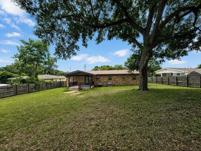 Building Photo - "Charming 3-Bedroom Oasis in Fort Walton Beach!"