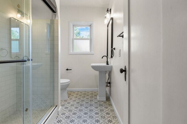 Building Photo - Wood Street Charmer - 3 Bed / 2 bath (Front House)