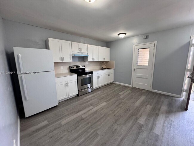 Building Photo - 6840 Pembroke Rd