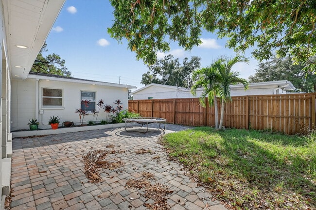 Building Photo - 541 40th Ave NE