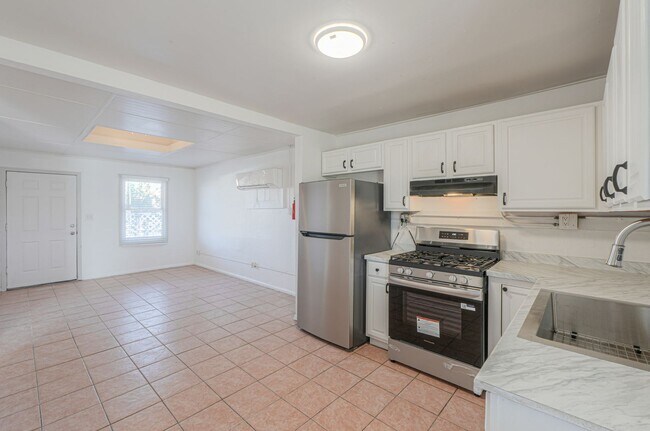 Building Photo - 2 Room 1 Bath Cottage with Huge Backyard