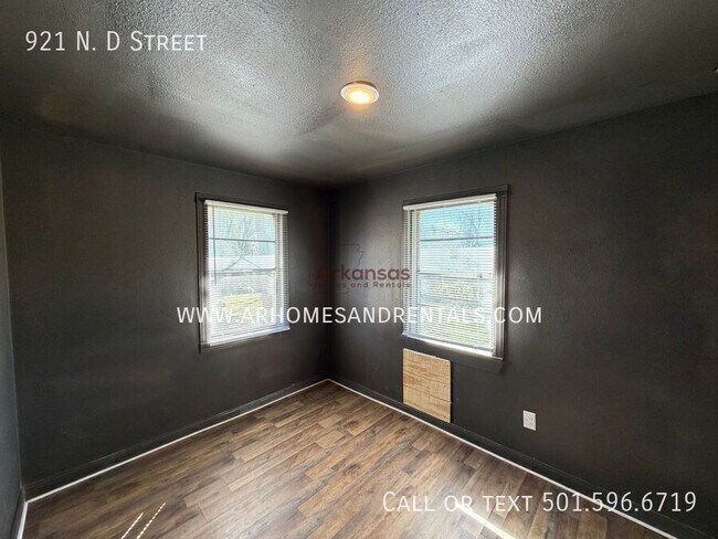 Building Photo - 921 N Dakota Ave