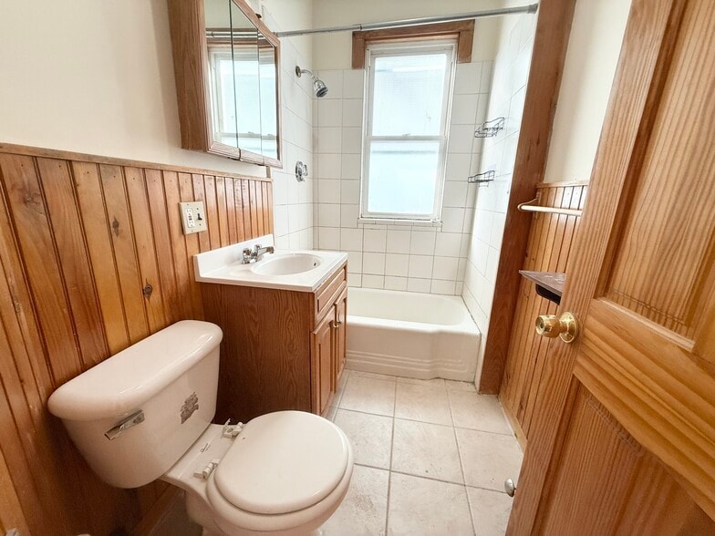 Building Photo - 144 Hillside St