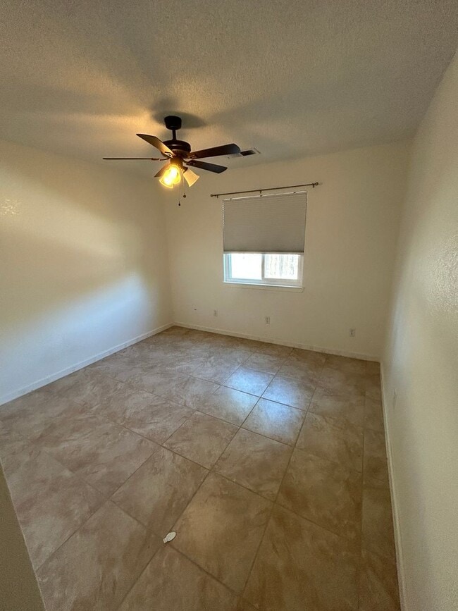 Building Photo - Great 3 bedroom 2 bath in Visalia ready fo...