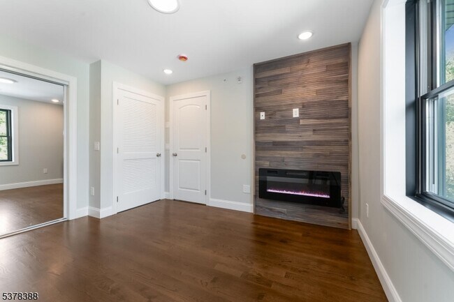 Building Photo - 535 St James Ave