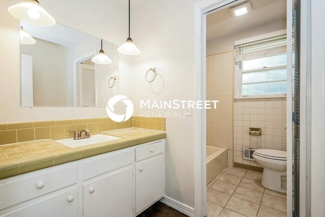 Building Photo - 3 Bedroom Pet-Friendly Home in HENDERSONVILLE, TN with Main Street Renewal