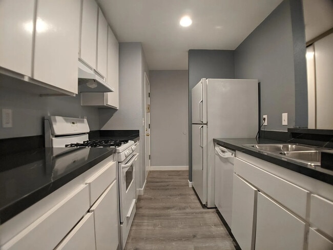 Building Photo - 1605 Hotel Cir S