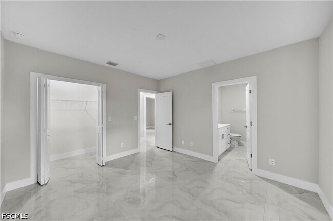 Building Photo - 462 Lampion Ave S