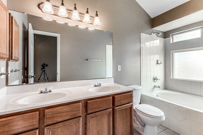 Building Photo - Charming 3-bedroom, 2.5-bathroom Home loca...