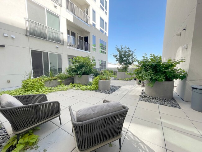 Building Photo - Improved Price!!!! Bustling Location! Mode...