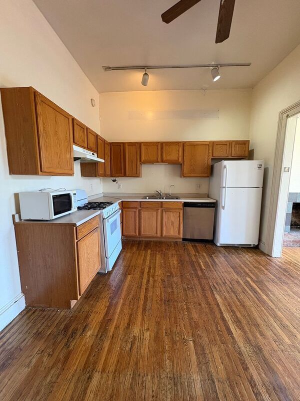 Building Photo - 24 E Mt Vernon Pl