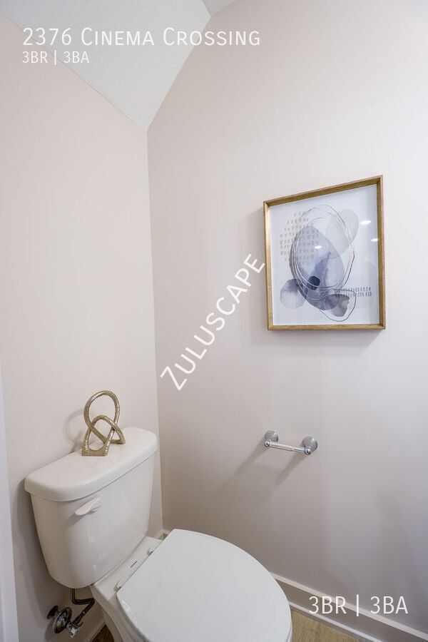 Building Photo - 1331 E Berry St