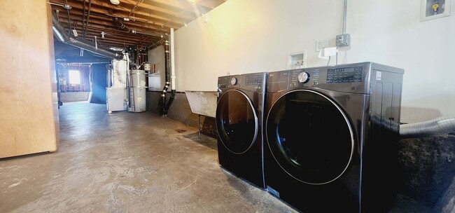 Building Photo - SPACIOUS PARKSIDE SINGLE-FAMILY HOME WITH ENCLOSED PATIO — AVAILABLE NOW!