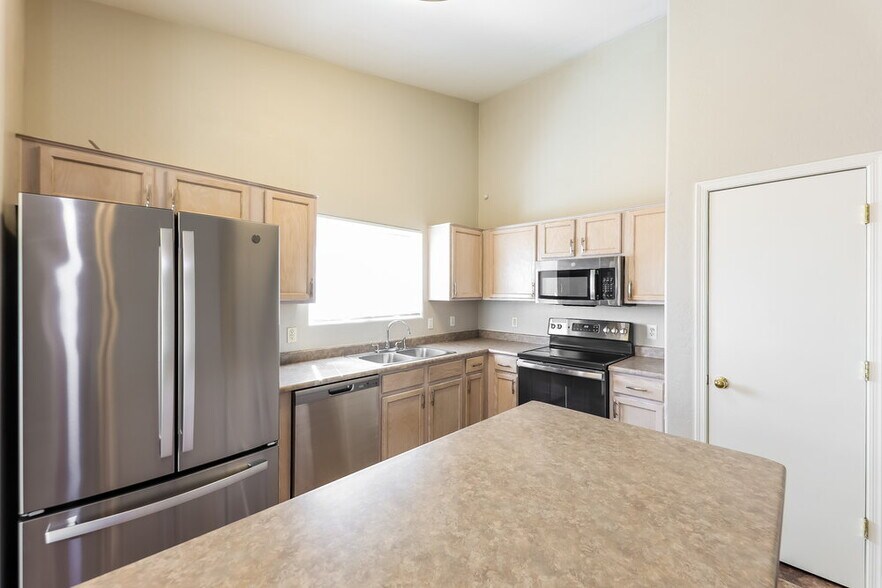 Building Photo - 16038 W Carmen Dr