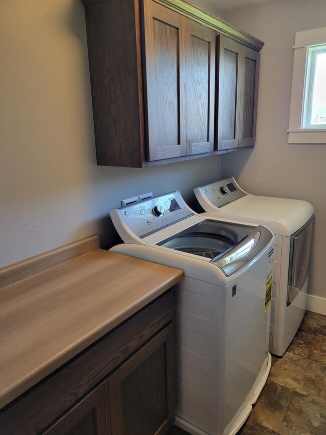 Building Photo - 3 Bedroom, 2 1/2 Bathroom Townhouse -2 weeks free rent with 1-year lease-