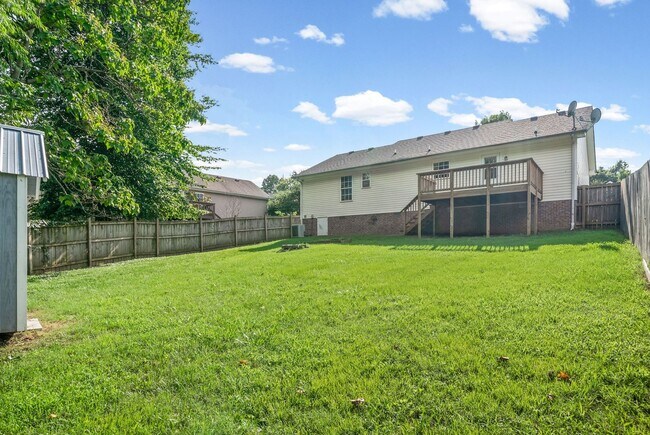 Building Photo - Pet Friendly Three Bedroom!