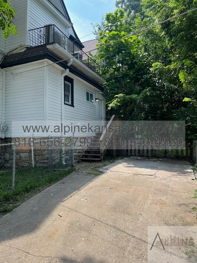 Building Photo - HUGE 3 Story Remodel!
