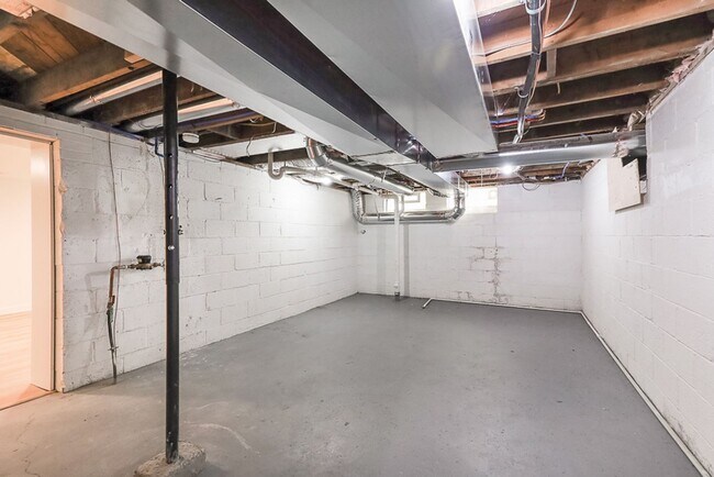 Building Photo - Four bedrooms/2.5 Baths Newly Remodeled Bay Village Home!