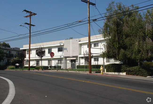 Building Photo - Altadena manor apartment