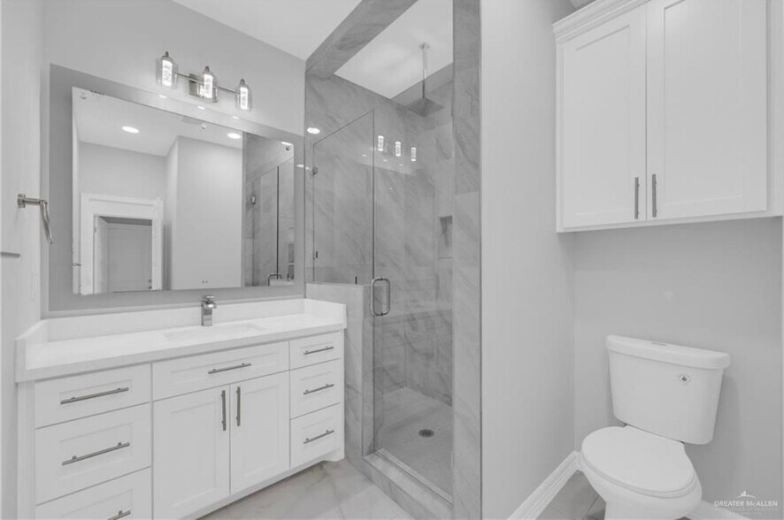 Building Photo - 3007 E Ebano St