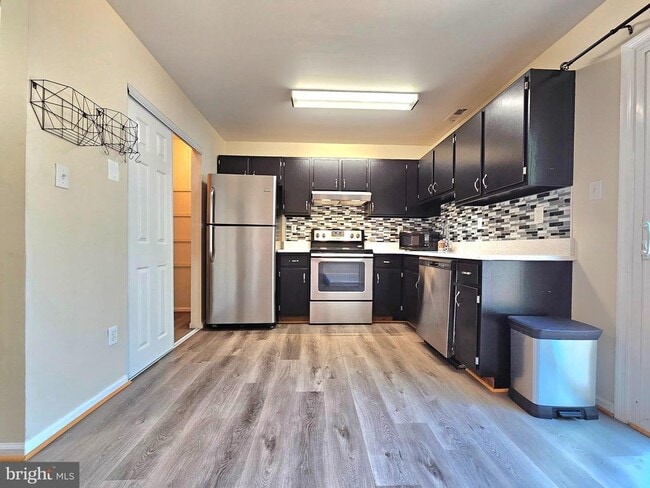 Building Photo - 8561 Southlawn Ct