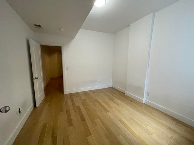 Building Photo - 492 Broadway