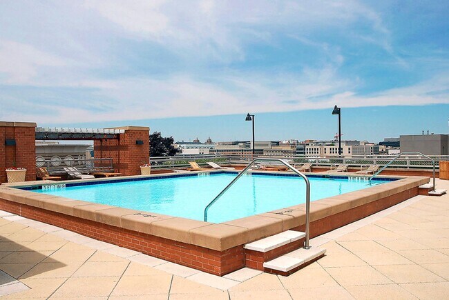 Building Photo - Luxurious living in Penn Quarter