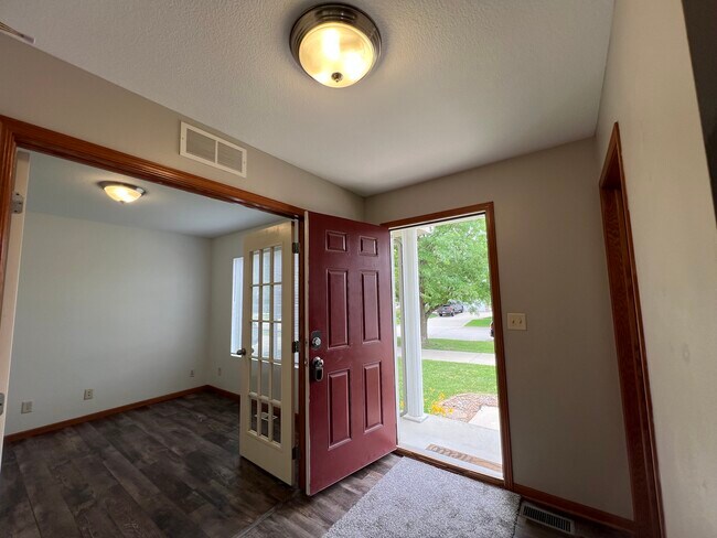 Building Photo - 480 SE Waco Pl
