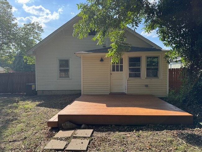 Building Photo - Renovated DTR Bungalow!