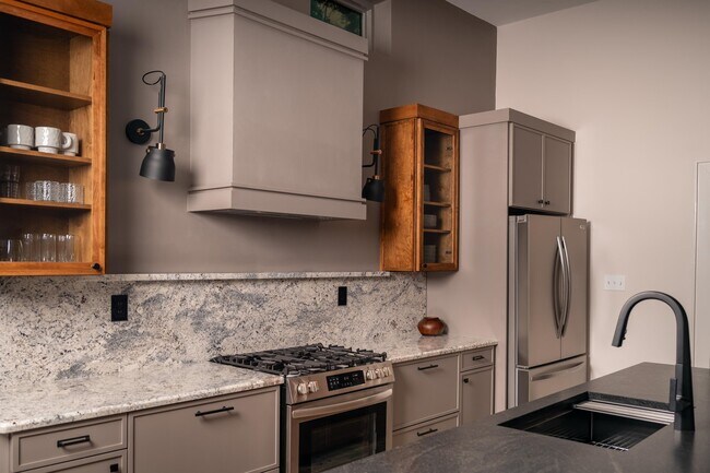 Building Photo - 612 W 8th Ave