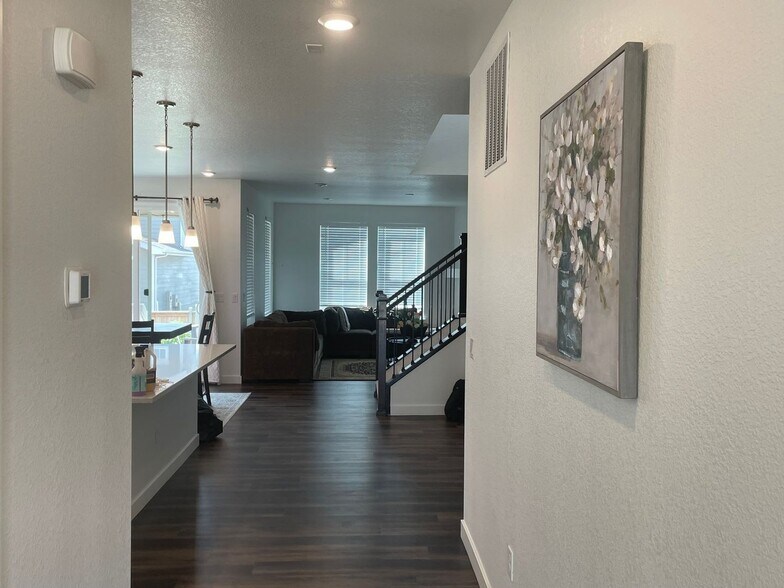 Building Photo - 656 Netta Dr