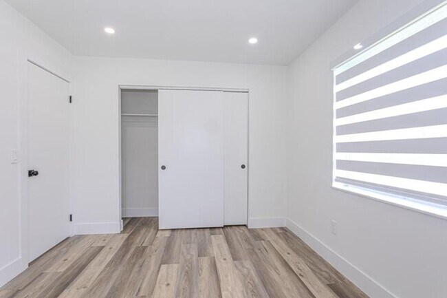 Building Photo - 1717 16th Ct N