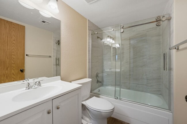 Building Photo - Charming 2-Bedroom Downstairs Unit with Fi...